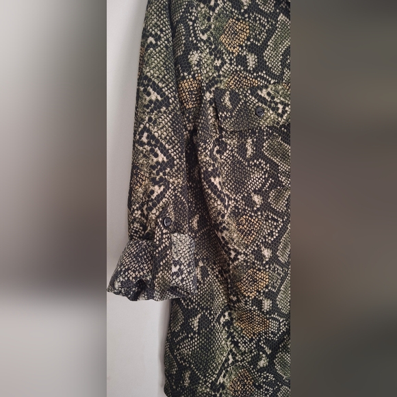 Rebecca malone womens sz small button up shirt green/black snake print bohemian - Picture 6 of 8